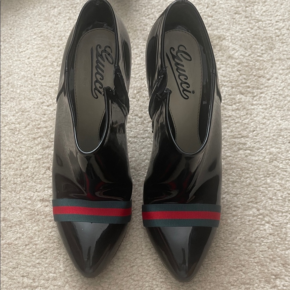 Gucci Black Patent Leather Flats with Red and Green Stripes
